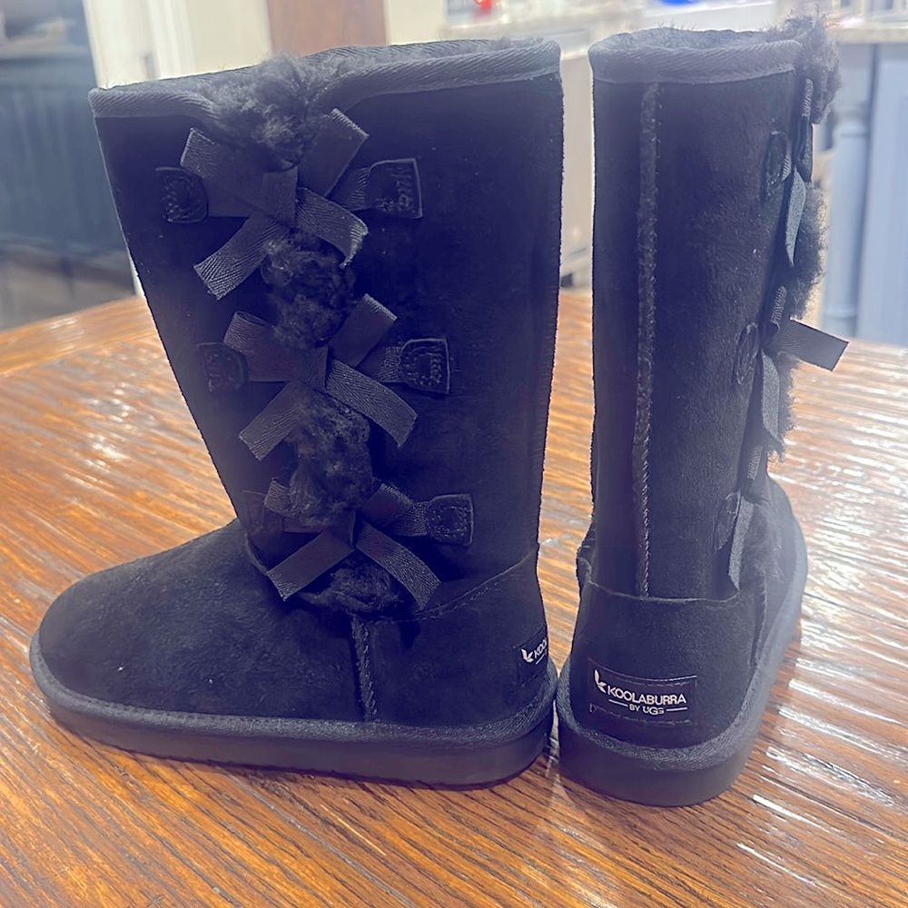 Koolaburra by UGG girl’s black with bow details, NEW NEVER WORN, girls size 2